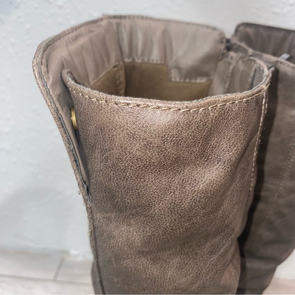 Women's Knee High Heeled Boots - Picture 5 of 10